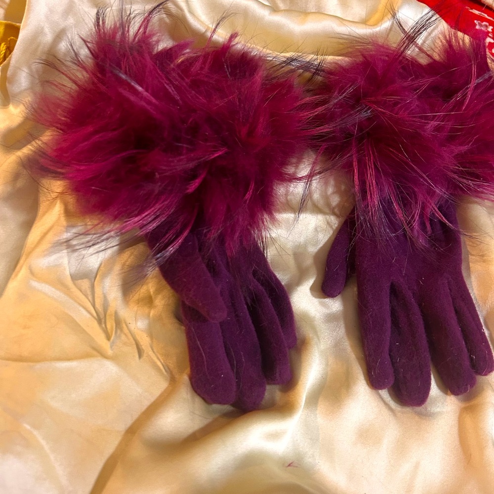 Scarlett O’Hara herself would fight you for these gorgeous gloves.  From Venice